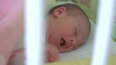 güzel bebek bebek kız yatakta