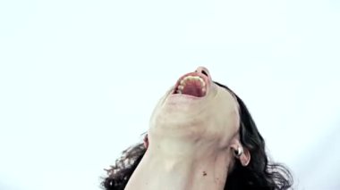 müzik baş başını sallayarak genç uzun saçlı rock yıldızı