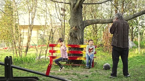 Großvater spielt mit seinen Enkeln — Stockvideo