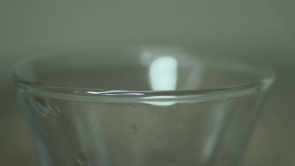Verser une boisson alcoolisée dans un verre 