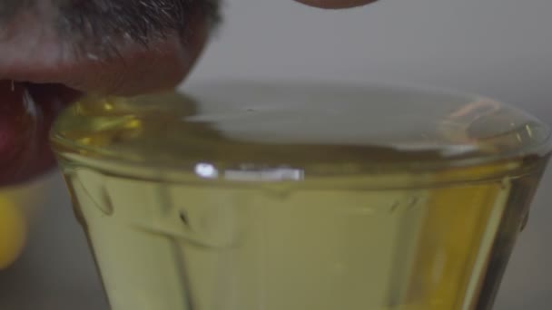 Налить алкогольный напиток в стакан — стоковое видео