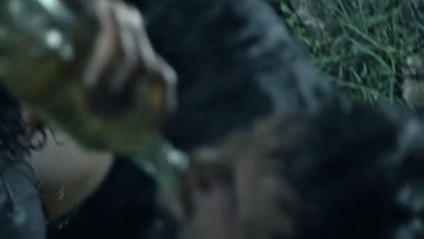 Les gens ivres dehors dans la boue et la pluie 