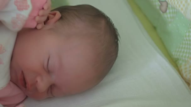 Ein Monat altes Baby schläft — Stockvideo