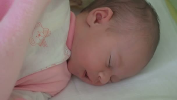 Um mês de idade bebê dormir — Vídeo de Stock