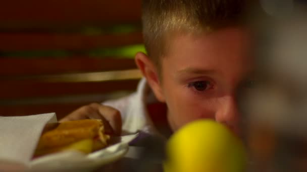 Menino jovem e sonolento na mesa do restaurante — Vídeo de Stock