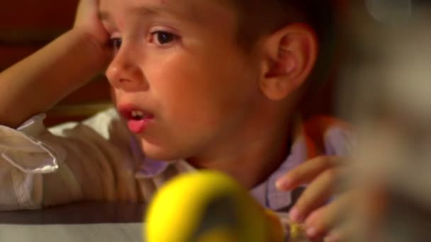 Jeune garçon endormi à la table du restaurant — Video