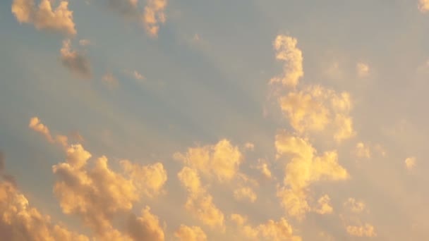 Super 35mm kamera - skymning molnen förbi på våren — Stockvideo
