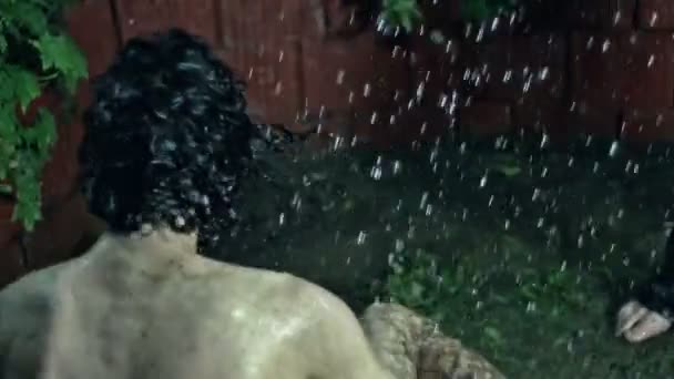 Пьяные люди под грязью и дождём — стоковое видео