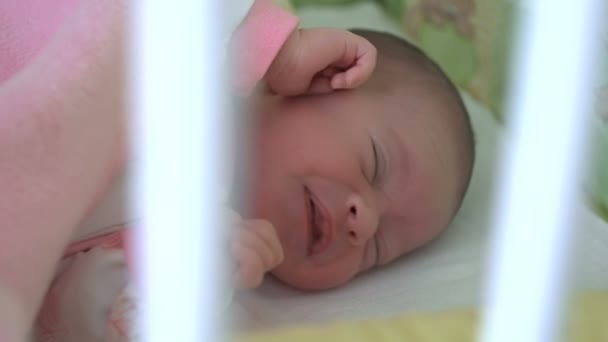 Bayi perempuan cantik di tempat tidur — Stok Video
