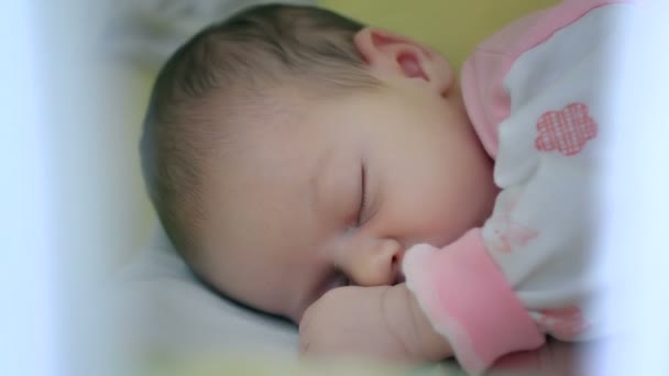 Mooie baby babymeisje in bed — Stockvideo