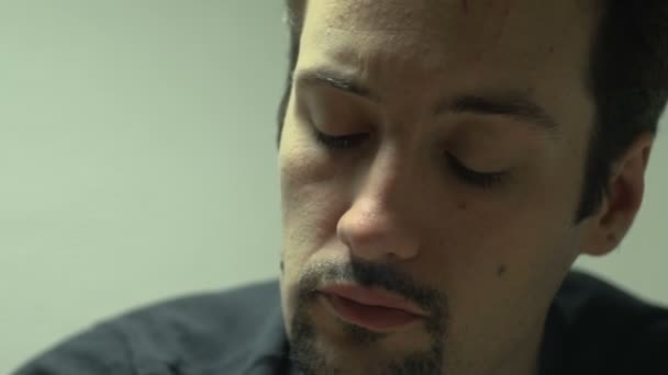 Homme déprimé fumant une cigarette 