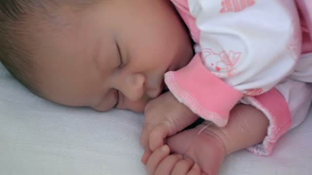 Красива дівчинка-немовля в ліжку — стокове відео