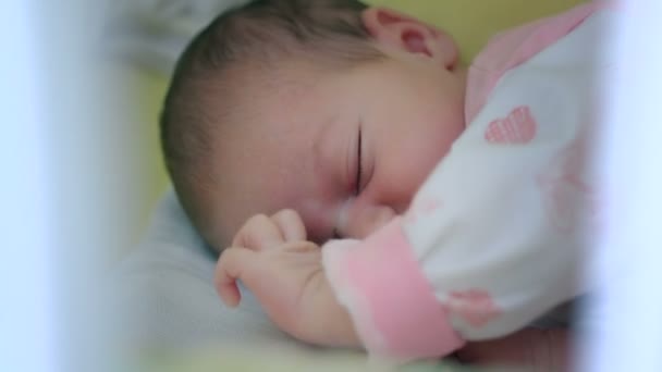 Bela menina bebê infantil na cama — Vídeo de Stock