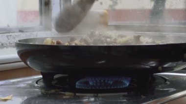 kıyma soğan ve pirinç ile kızartma