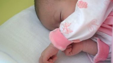 güzel bebek bebek kız yatakta