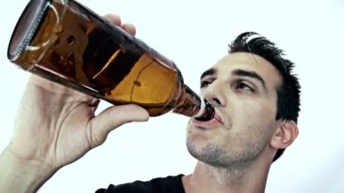 Depresyonda ve sarhoş genç adam