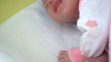 güzel bebek bebek kız yatakta