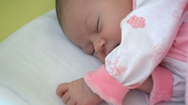 güzel bebek bebek kız yatakta