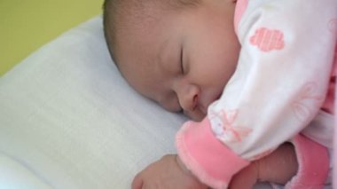 güzel bebek bebek kız yatakta