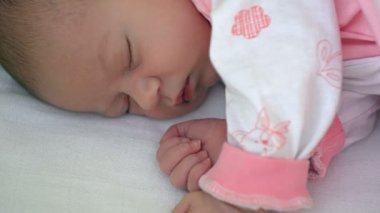 güzel bebek bebek kız yatakta