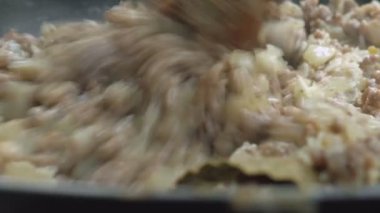 kıyma soğan ve pirinç ile kızartma