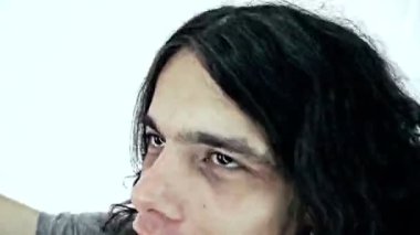 müzik baş başını sallayarak genç uzun saçlı rock yıldızı