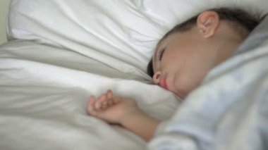 Süper 35mm kamera - doğal ve gerçekçi bir kadın ve bir çocuk parkı