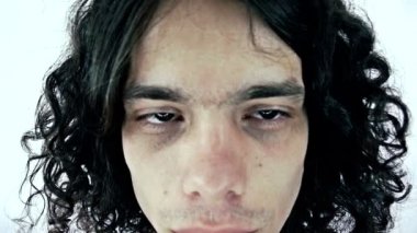 müzik baş başını sallayarak genç uzun saçlı rock yıldızı