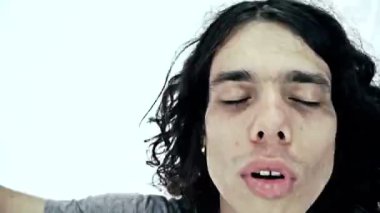 müzik baş başını sallayarak genç uzun saçlı rock yıldızı