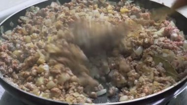 kıyma soğan ve pirinç ile kızartma