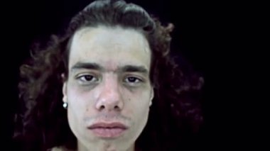 müzik baş başını sallayarak genç uzun saçlı rock yıldızı