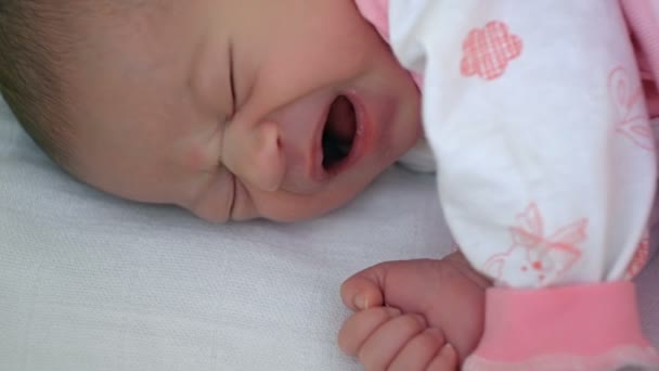 Vackra spädbarn flicka i sängen — Stockvideo