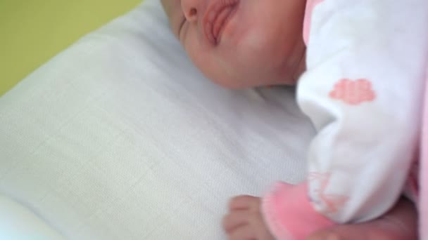 Schöne Säugling Baby Mädchen im Bett — Stockvideo