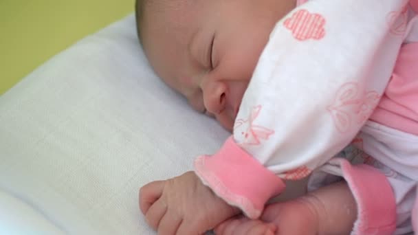 Красива дівчинка-немовля в ліжку — стокове відео
