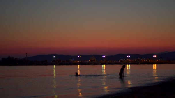 Super 35mm Kamera - ruhiger Sonnenuntergang am Strand in Griechenland — Stockvideo