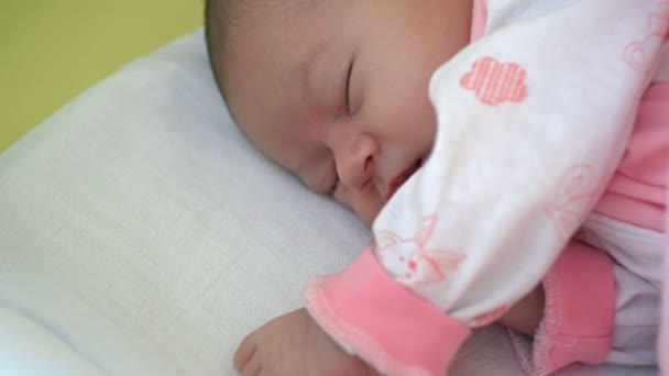 美しい幼児女の赤ちゃんのベッドで — ストック動画