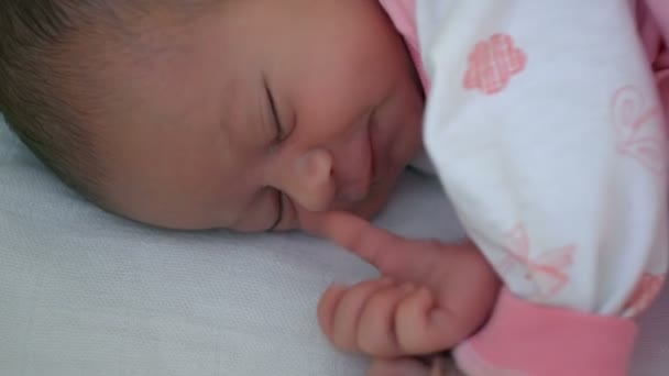 Mooie baby babymeisje in bed — Stockvideo