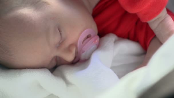 Beautiful infant baby girl in bed — Stock videók