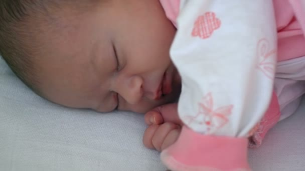 Bela menina bebê infantil na cama — Vídeo de Stock