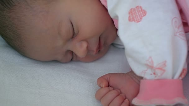 Mooie baby babymeisje in bed — Stockvideo