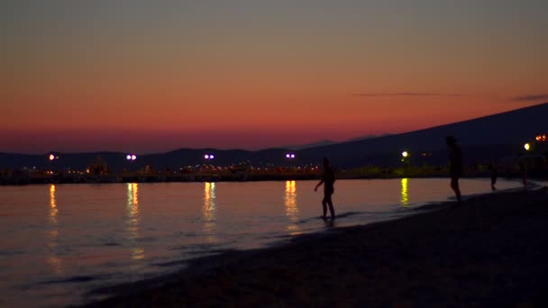 Caméra super 35mm - coucher de soleil tranquille sur la plage en Grèce — Video