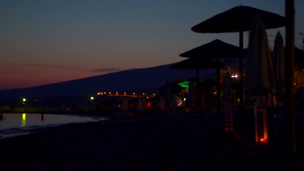 Caméra super 35mm - coucher de soleil tranquille sur la plage en Grèce — Video