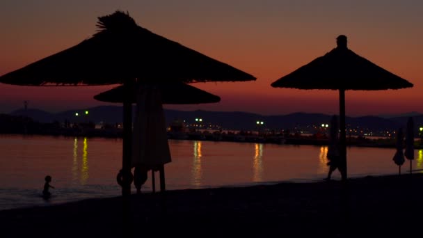 Super 35mm camera - rustige strand zonsondergang in Griekenland — Stockvideo