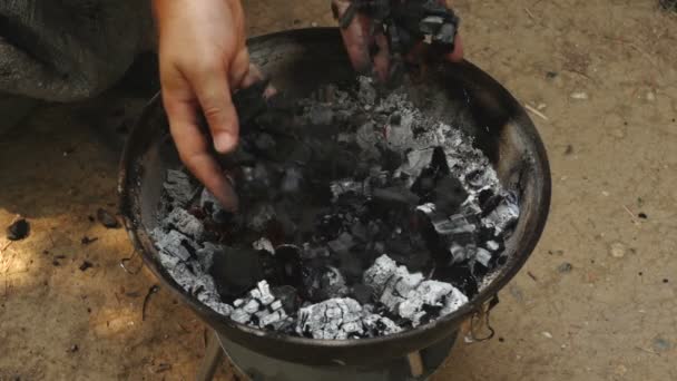 Câmera super 35mm - carvão vegetal sobre fogo — Vídeo de Stock