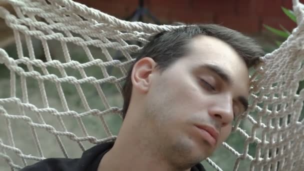 Ubriaco uomo dormire in amaca all'aperto — Video Stock