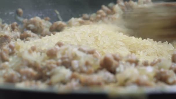 FRYING MINCED MEAT WITH ONION AND RICE — 비디오