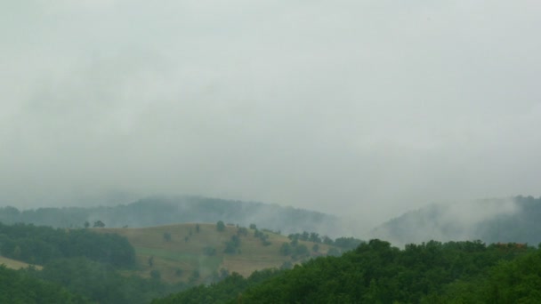 Inverno giorno lasso di tempo sulle colline pioggia — Video Stock