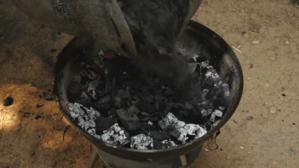 Câmera super 35mm - carvão vegetal sobre fogo — Vídeo de Stock