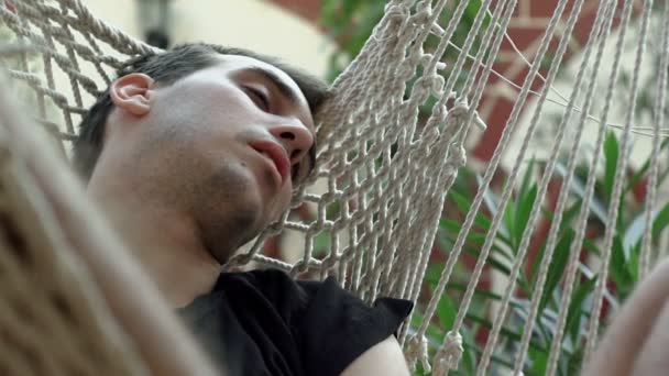 Drunk man sleeping in hammock outdoors — Stock videók