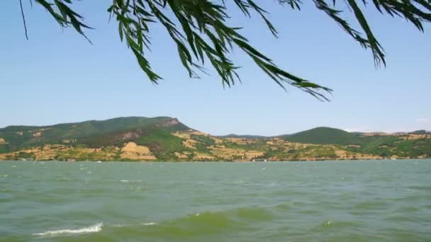 Супер 35-мм камери - мирного погляд на Дунай бухти від Доні milanovac по відношенню до Румунія кордоні — стокове відео